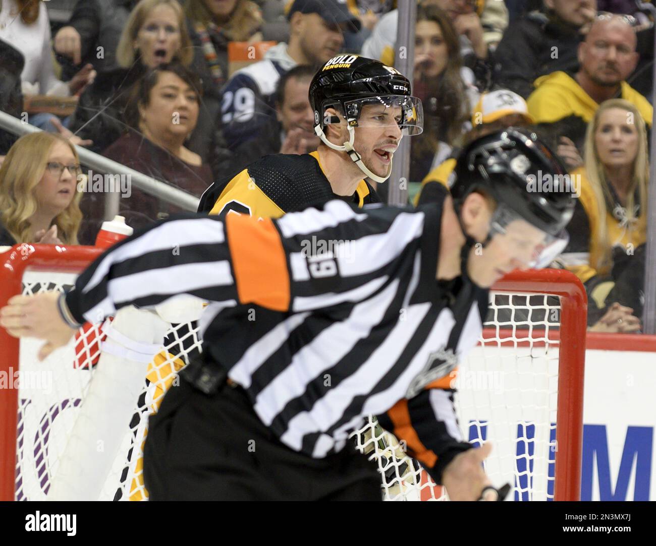 Pittsburgh, Usa. 07. Februar 2023. Pittsburgh Penguins Center Sidney Crosby (87) reagiert auf eine Strafe während des zweiten Zeitraums gegen die Colorado Avalanche in der PPG Paints Arena in Pittsburgh am Dienstag, den 7. Februar 2023. Foto: Archie Carpenter/UPI Credit: UPI/Alamy Live News Stockfoto
