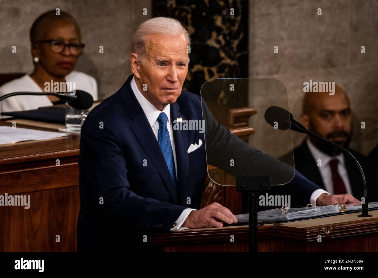 Washington, Usa. 07. Februar 2023. USA Präsident Joe Biden hält die Rede zur Lage der Union vor einer gemeinsamen Sitzung der USA Kongress am Capitol Hill in Washington, DC, am 7. Februar 2023. Der Präsident steht vor einem heftigen Kampf, nachdem die Republikaner die Kontrolle über die USA wiedererlangten Repräsentantenhaus, das eine geteilte Regierung in Washington gründet. (Foto: Samuel Corum/Sipa USA) Guthaben: SIPA USA/Alamy Live News Stockfoto