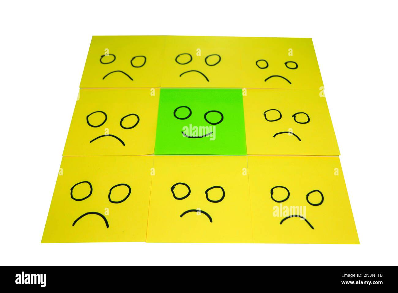 Konzeptbild für ein anders sein oder glücklich sein Konzept mit Haftnotizen Stockfoto