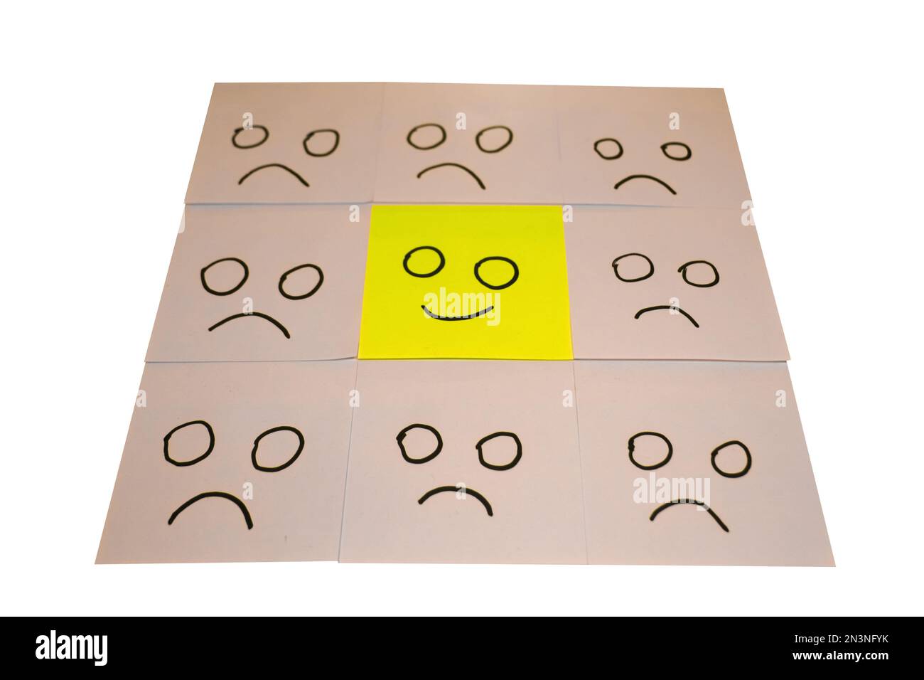 Positive Einstellung und glückliches Konzept. Ein Lächeln und eine traurige Emotion auf dem Hintergrund von Haftnotizen von Hand gezeichnet. Stockfoto