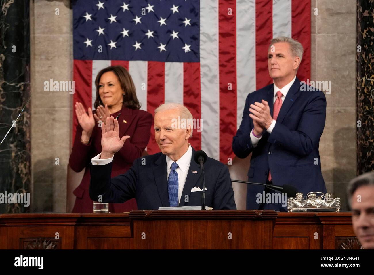 Washington, Vereinigte Staaten Von Amerika. 07. Februar 2023. Präsident Joe Biden winkt, während er die Rede zur Lage der Union vor einer gemeinsamen Kongresssitzung in den USA hält Capitol, Dienstag, 7. Februar 2023, in Washington, Als Vizepräsidentin Kamala Harris und Haussprecher Kevin McCarthy aus Kalifornien applaudieren. Kredit: Jacqueline Martin/Pool über CNP Foto über Kredit: Newscom/Alamy Live News Stockfoto