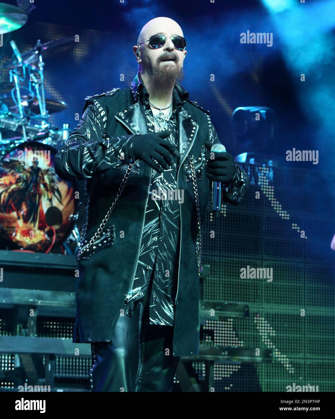 Rob Halford of the band Judas Priest performs in concert during their ‘Redeemer of Souls Tour 2014’ at Pier Six Pavilion on Friday, Oct. 24, 2014, in Baltimore. (Photo by Owen Sweeney/Invision/AP) Stockfoto