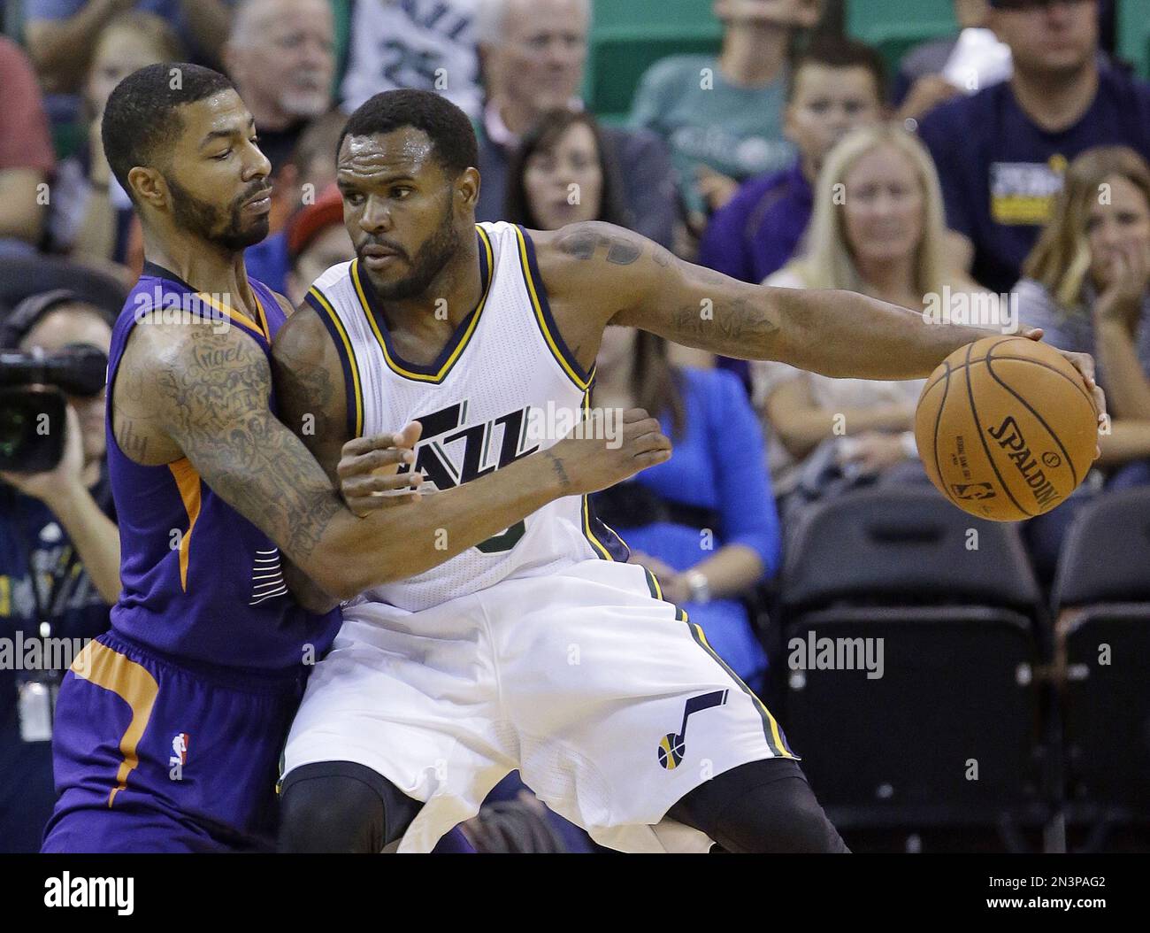 Phoenix Suns' Markieff Morris, left, defends against Utah Jazz's Trevor Booker, right, during the first quarter of an NBA preseason basketball game Friday, Oct. 24, 2014, in Salt Lake City. (AP Photo/Rick Bowmer) Stockfoto