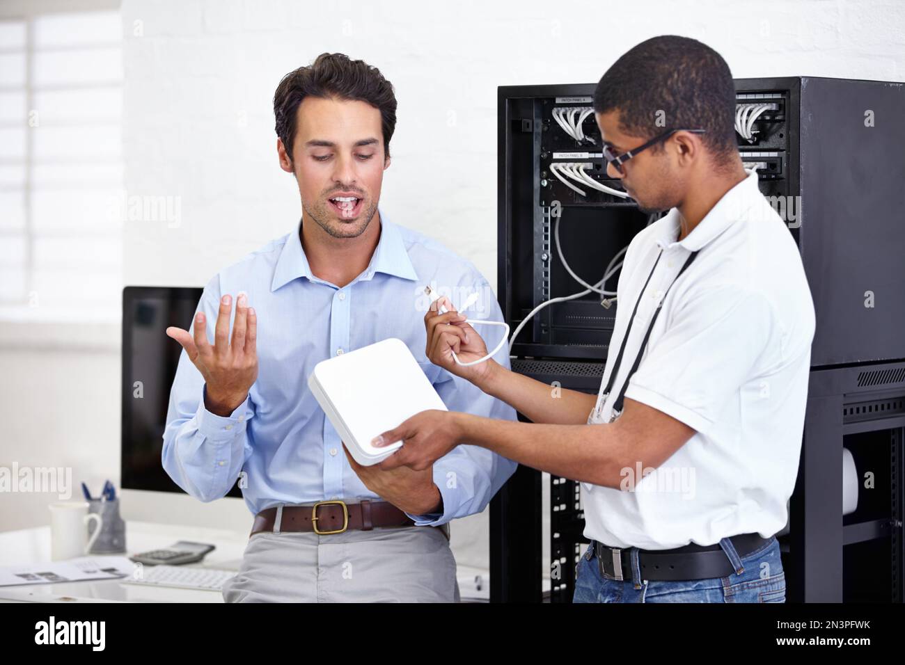 Keine Angst, wenn der IT-Typ in der Nähe ist. Ein junger IT-Spezialist, der bereit ist, einen Server zu reparieren. Stockfoto