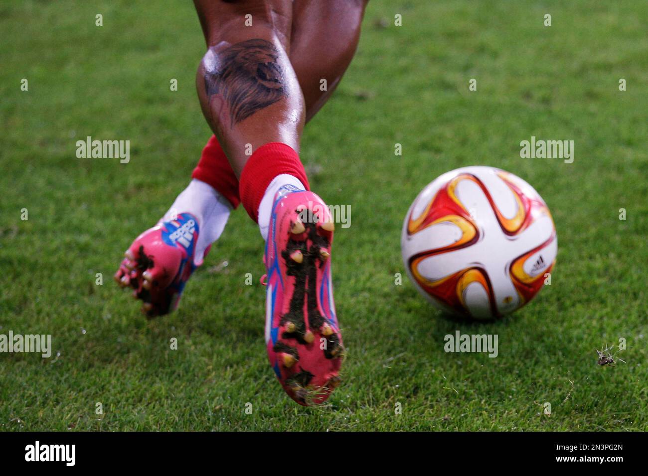 PSV's Memphis Depay sports a tattoo of a lion on his left leg as he dribbles with the ball prior to the Group E Europa League match between PSV Eindhoven and Panathinaikos at Philips stadium, in Eindhoven, Netherlands, Thursday, Oct. 23, 2014. (AP Photo/Peter Dejong) Stockfoto