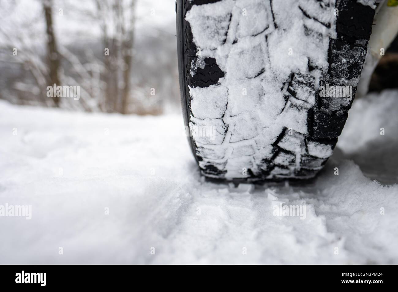 Nahaufnahme eines Winter-Geländewagens auf einer schneebedeckten Straße. Stockfoto