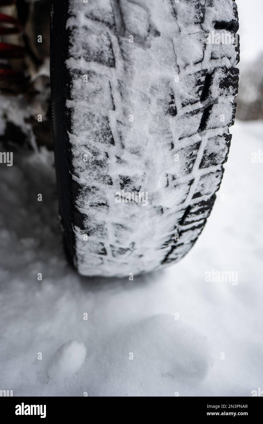 Nahaufnahme eines Winter-Geländewagens auf einer schneebedeckten Straße. Stockfoto