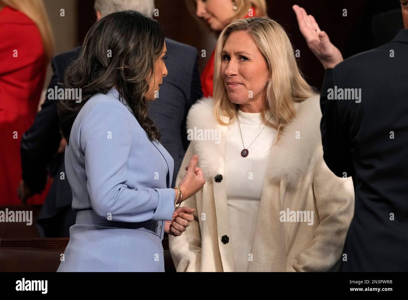 Rep, Monica De La Cruz, R-Texas, spricht mit Rep. Marjorie Taylor Greene, R-Ga., bevor Präsident Joe Biden die Rede zur Lage der Union auf einer gemeinsamen Kongresssitzung im Capitol am Dienstag, den 7. Februar 2023, in Washington hält. Kredit: Jacqueline Martin/Pool über CNP/MediaPunch Stockfoto