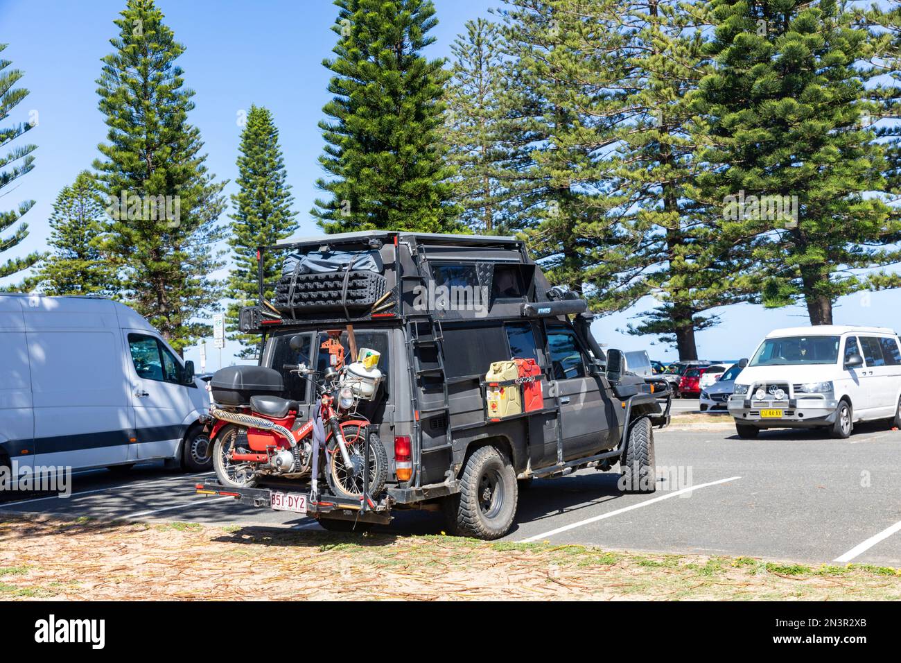 Toyota Troopcarrier landcruiser ist bereit für eine Überladung durch Australien mit einem Motorrad-Roller und Campingausrüstung, Sydney, Australien Stockfoto
