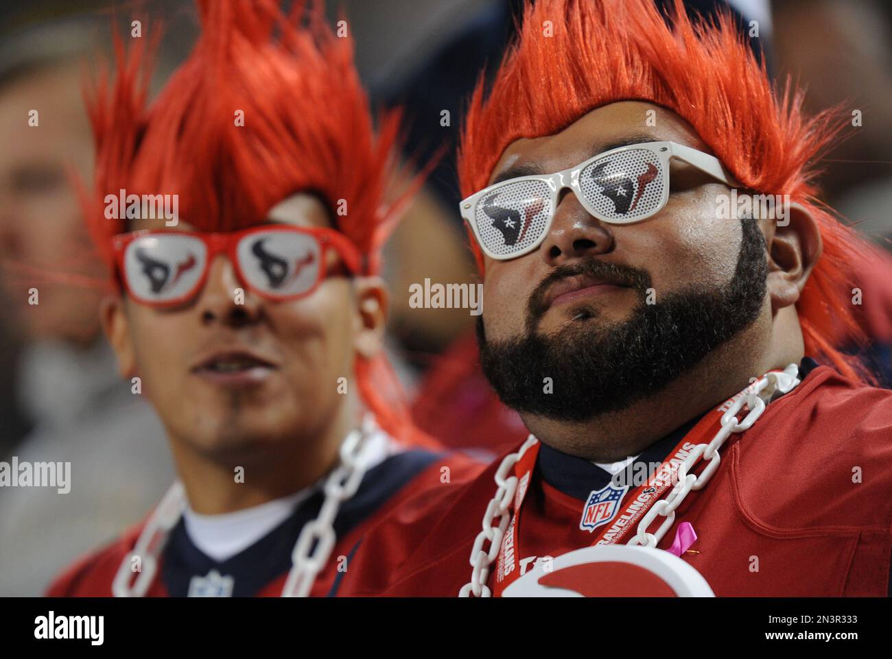 Houston Texans fans watch as the teams warm up before the NFL football game Pittsburgh Steelers, Monday, Oct. 20, 2014 in Pittsburgh. (AP Photo/Don Wright) Stockfoto