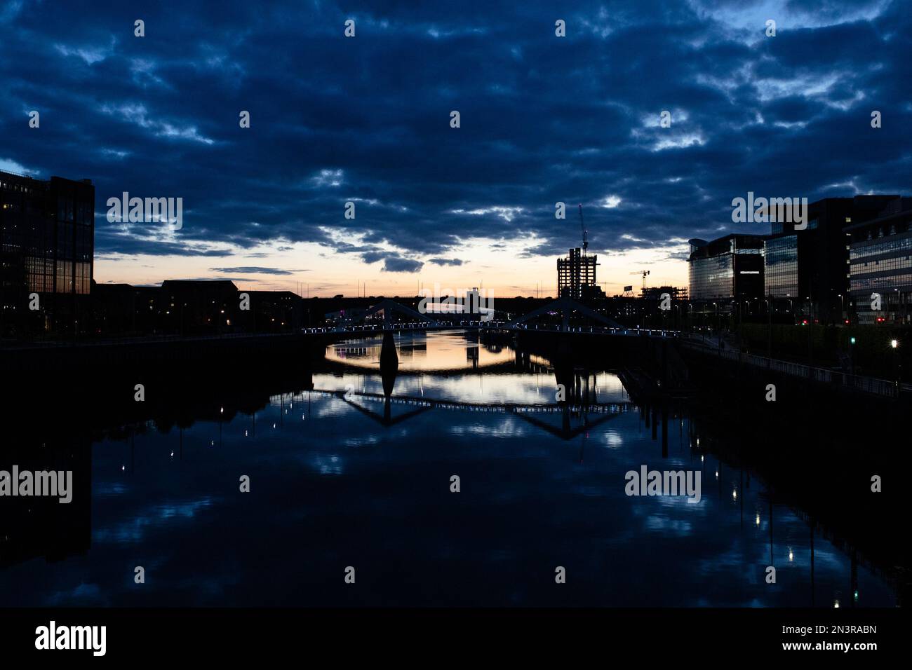 Squiggly Bridge während eines wunderschönen Abends in Glasgow Scotland Stockfoto
