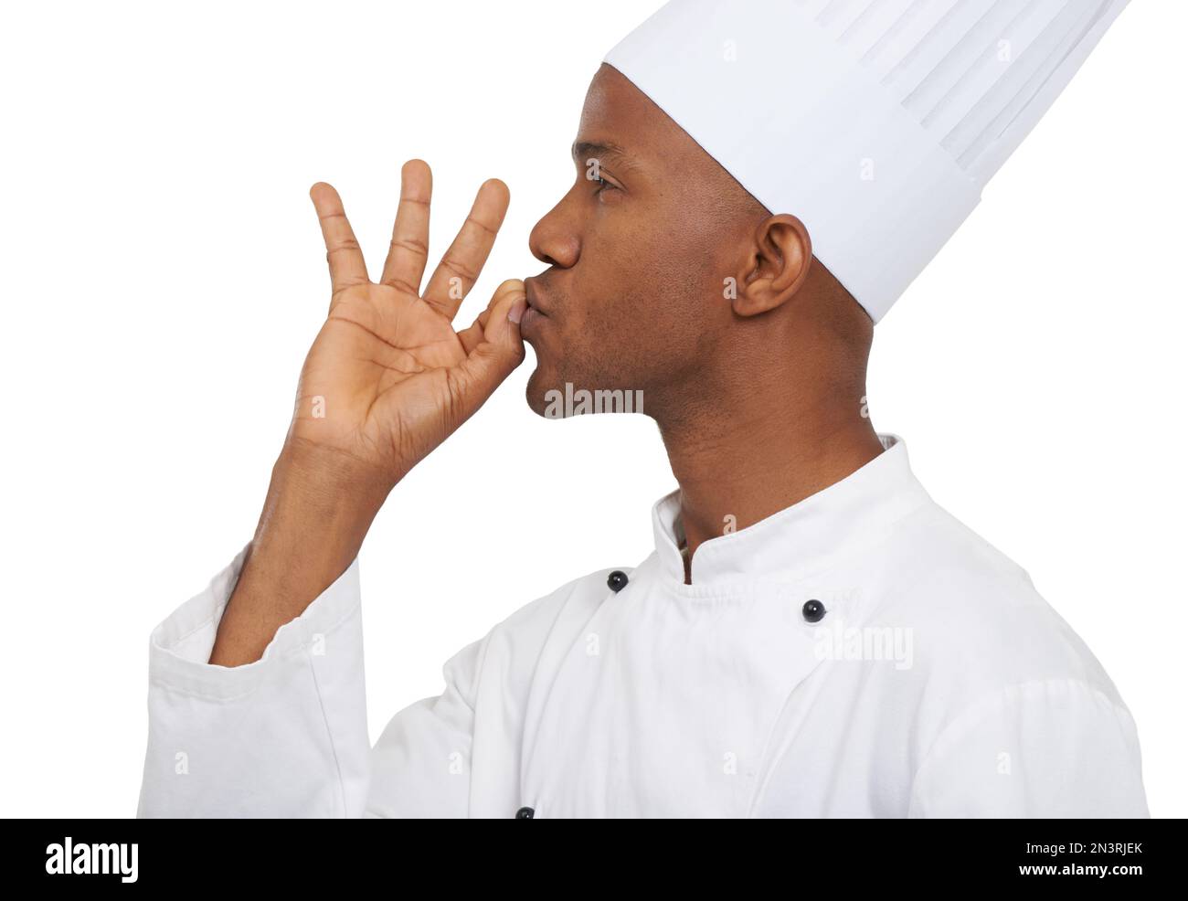 Magnifique. Profil eines afrikanischen Küchenchefs, der seine Hand perfekt küsst. Stockfoto