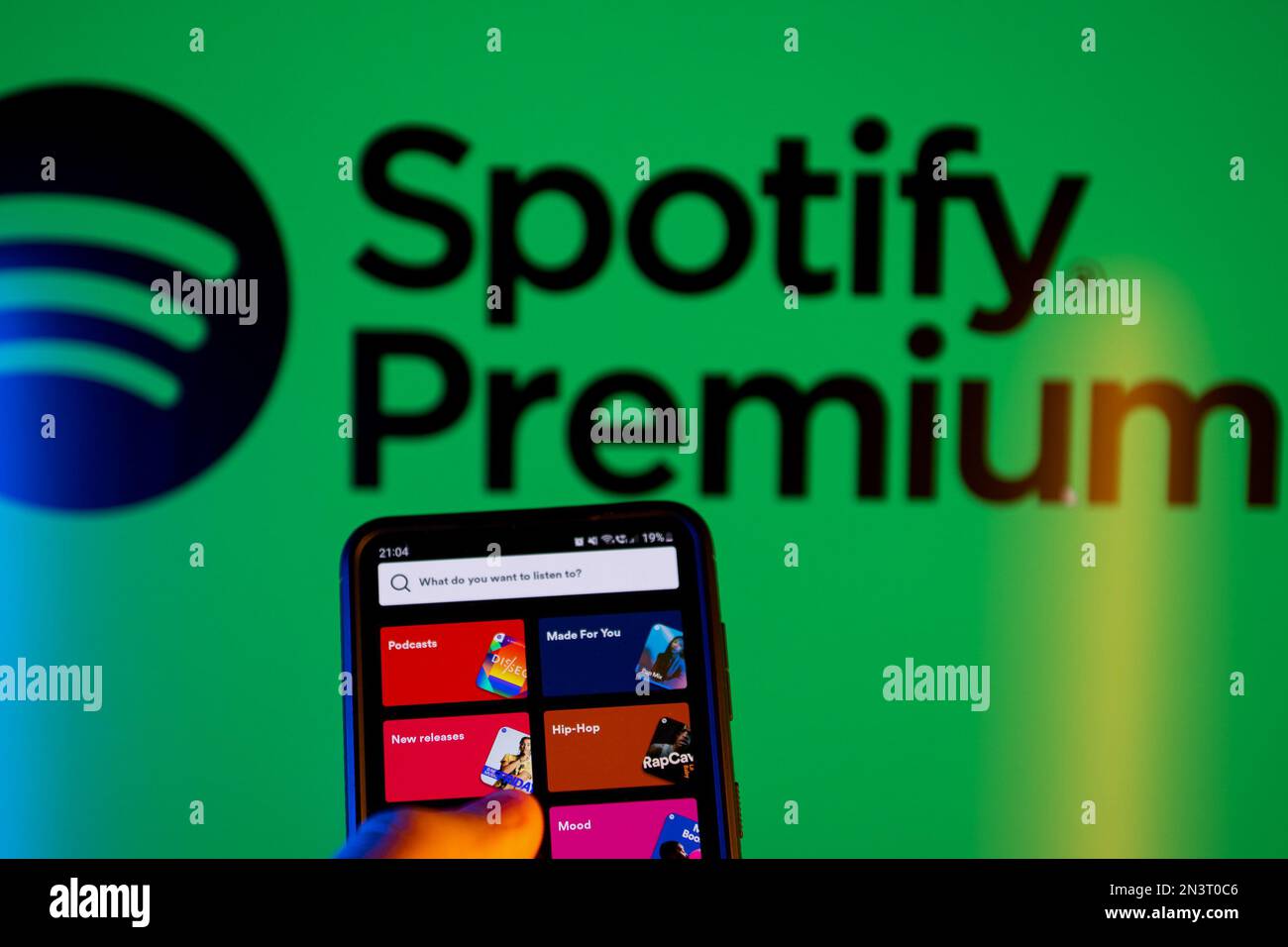 Polen. 07. Februar 2023. In dieser Fotoabbildung wird ein Spotify Premium-Logo auf einem Smartphone und im Hintergrund angezeigt. (Foto: Mateusz Slodkowski/SOPA Images/Sipa USA) Guthaben: SIPA USA/Alamy Live News Stockfoto