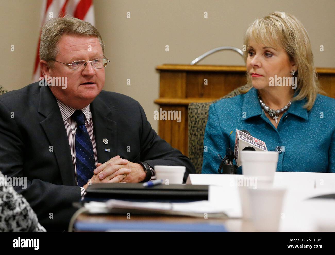 Albert Ashwood, left, director of the Oklahoma Department of Emergency Management, answers a question at a news conference as Oklahoma Gov. Mary Fallin, right, looks on, in Oklahoma City, Monday, Oct. 13, 2014. Oklahoma health officials said Monday there are no cases of Ebola virus infections in the state but that emergency response plans are in place in case a person is diagnosed with the disease. (AP Photo/Sue Ogrocki) Stockfoto