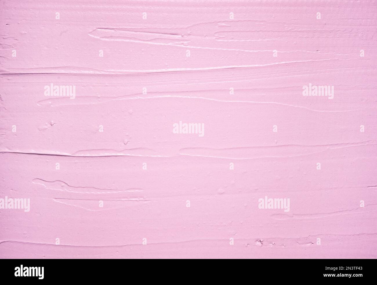 Abstrakter rosafarbener Hintergrund mit freiem Platz für Text. Cremefarbene Kuchenstruktur, kulinarische Kulisse, flache Lage. Stockfoto