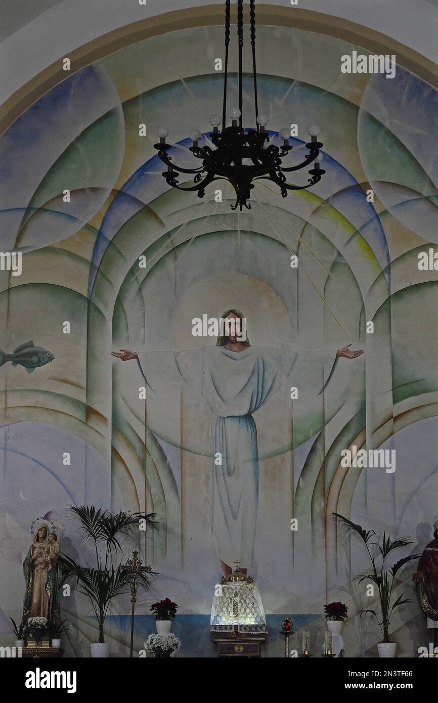 Wandbild von Jesus mit ausgestreckten Armen in der Kirche, christliches Wandbild, Kirchenmalerei, Kirchenmalerei im Rundbogen, Mojacar, Andalusien, Spanien Stockfoto