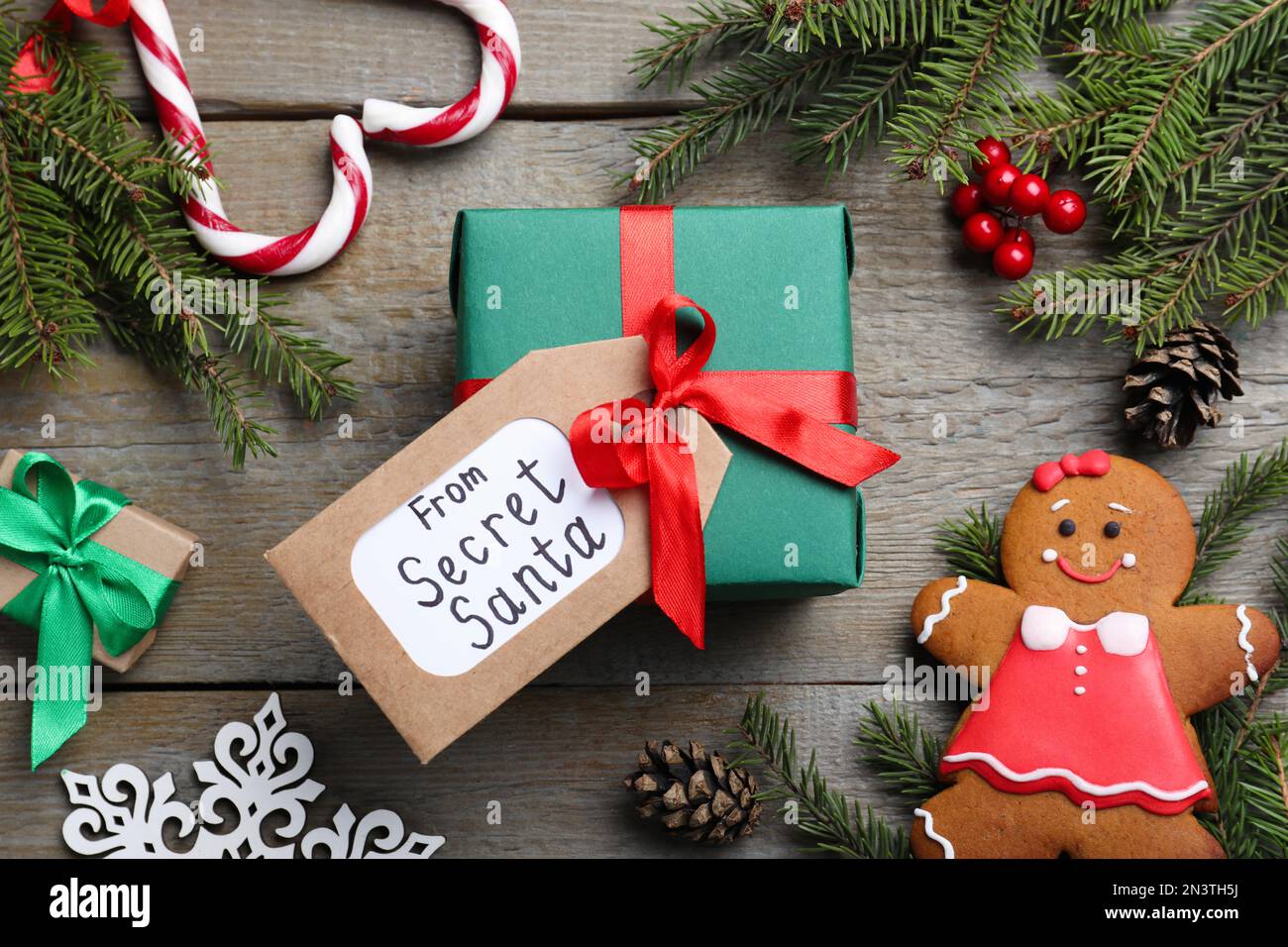 Flach liegend mit Geschenken vom geheimen Weihnachtsmann auf einem Holztisch Stockfoto