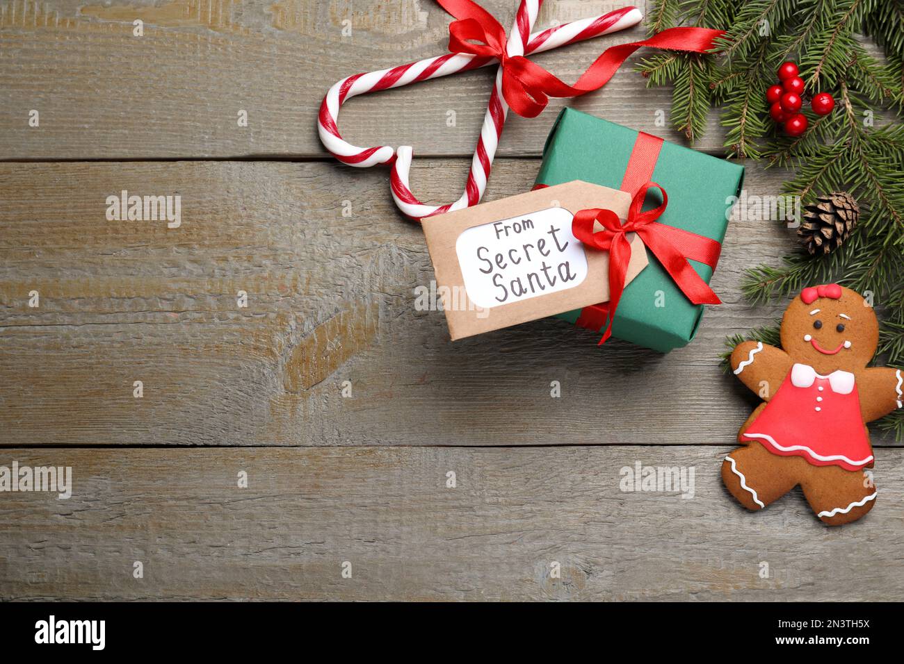 Flach liegend mit Geschenk vom geheimen Weihnachtsmann auf Holztisch, Platz für Text Stockfoto