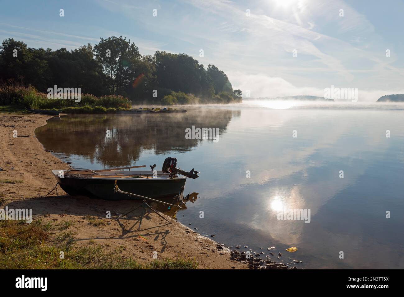 Boot am Ufer, Nebel, Sonnenaufgang, Lipno-Reservoir, böhmische Riviera, Horni Plana, Oberplan, okres Cesky Krumlov, Region Jihocesky kraj, Süden Stockfoto