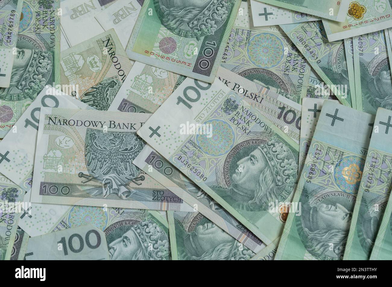 100 polnische Zloty-Banknoten. PLN zł oder złoty, die offizielle Währung Polens. 100 złotych Scheine, Papierrechnungen. Stockfoto