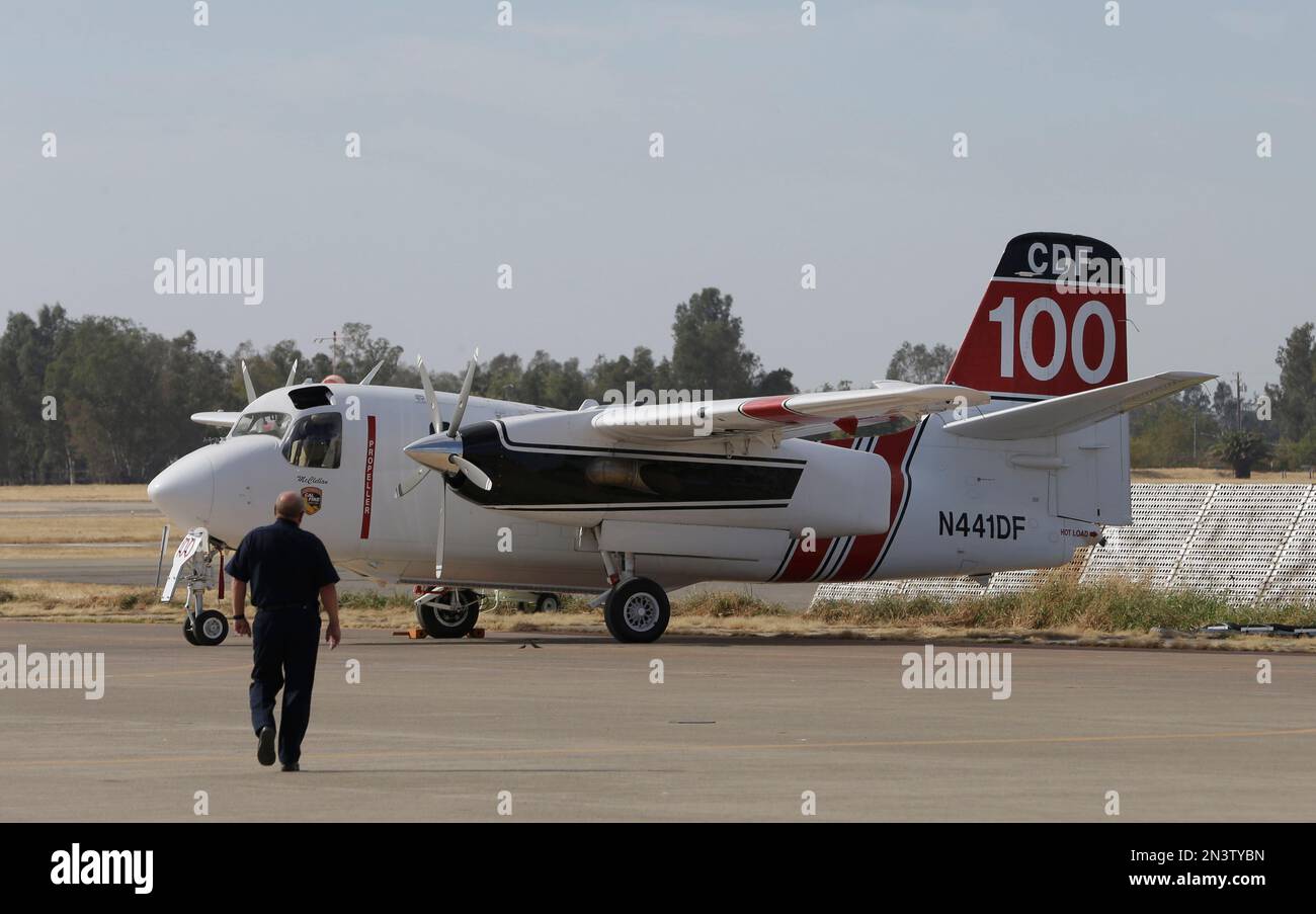 Bill Payne, senior air operations officer for the California Department of Forestry and Fire Protection, walks out to an S-2T air tanker on the tarmac at the CalFire Aviation Management facility, in Sacramento, Calif., Friday Oct. 10, 2014. CalFire Director Ken Pimlott announced Friday, that CalFire's fleet of 22 S-2 tankers were cleared to return to duty after they were grounded earlier this week following the death of pilot Geoffrey "Craig" Hunt when his plane smashed into a canyon wall while dropping retardant on a fire near Yosemite National Park's west entrance. CalFire lifted the safety  Stockfoto
