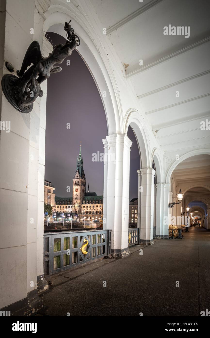 Blick über die Innenalster am Abend, lange Exposition mit Blick auf das Rathaus bei Sonnenuntergang in Hamburg Stockfoto