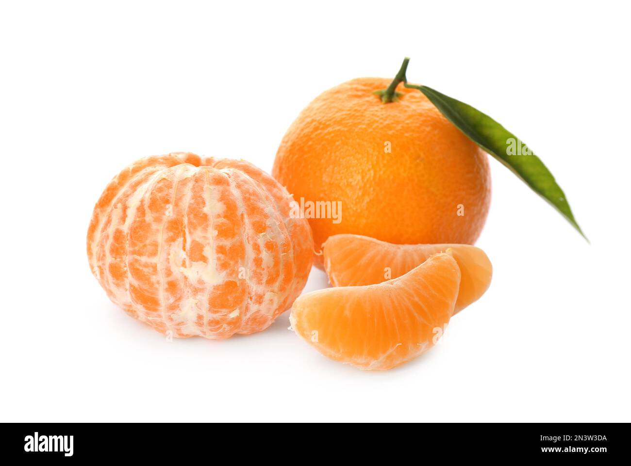 Frische Tangerinen mit grünen Blättern auf weißem Hintergrund Stockfoto