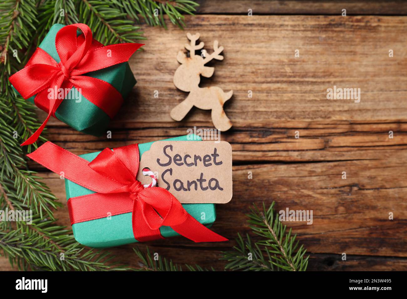 Flach liegend mit Geschenken vom geheimen Weihnachtsmann auf Holztisch, Platz für Text Stockfoto