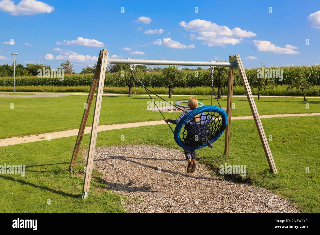 Woman on Swing im Garten Eden, Generation Active Park, Sensory and Therapy Park, Untermarchtal, Baden-Württemberg, Deutschland Stockfoto