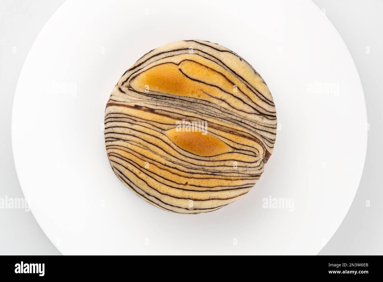 Blick von oben auf köstliches Brot mit hausgemachtem Schokoladengeschmack auf weißem Hintergrund mit Schneideweg Stockfoto