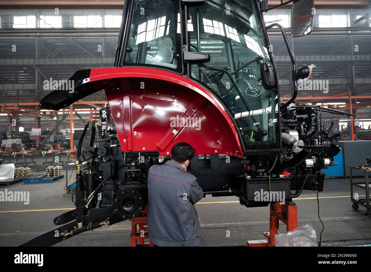 ZHENJIANG, CHINA – 8. FEBRUAR 2023 – Arbeiter arbeiten in einer Produktionswerkstatt für Landmaschinen im Werk der Walt Group im Bezirk Dantu von ZH Stockfoto