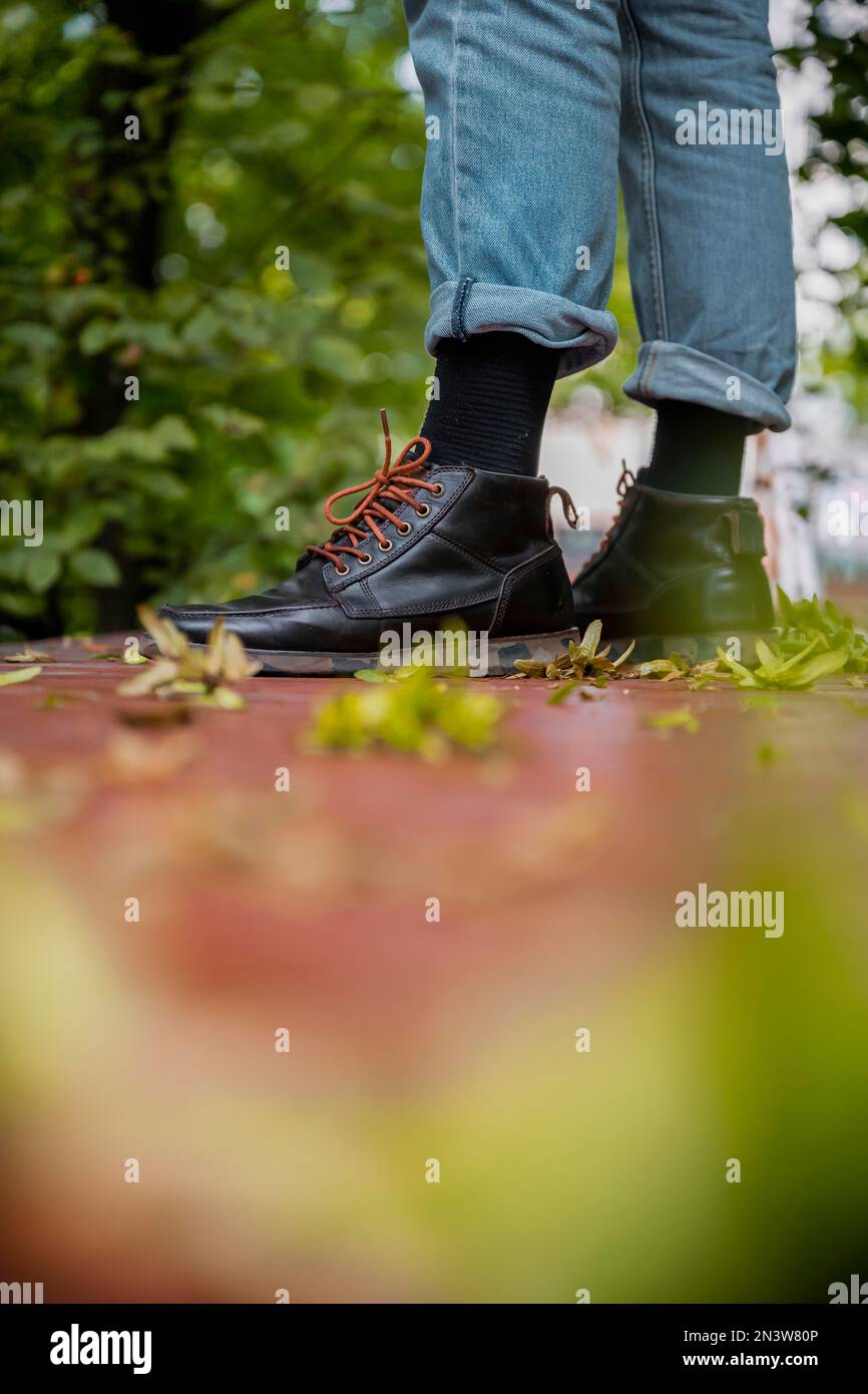 Bein mit schwarzen Schuhen und Jeans, Hipster, Deutschland Stockfoto