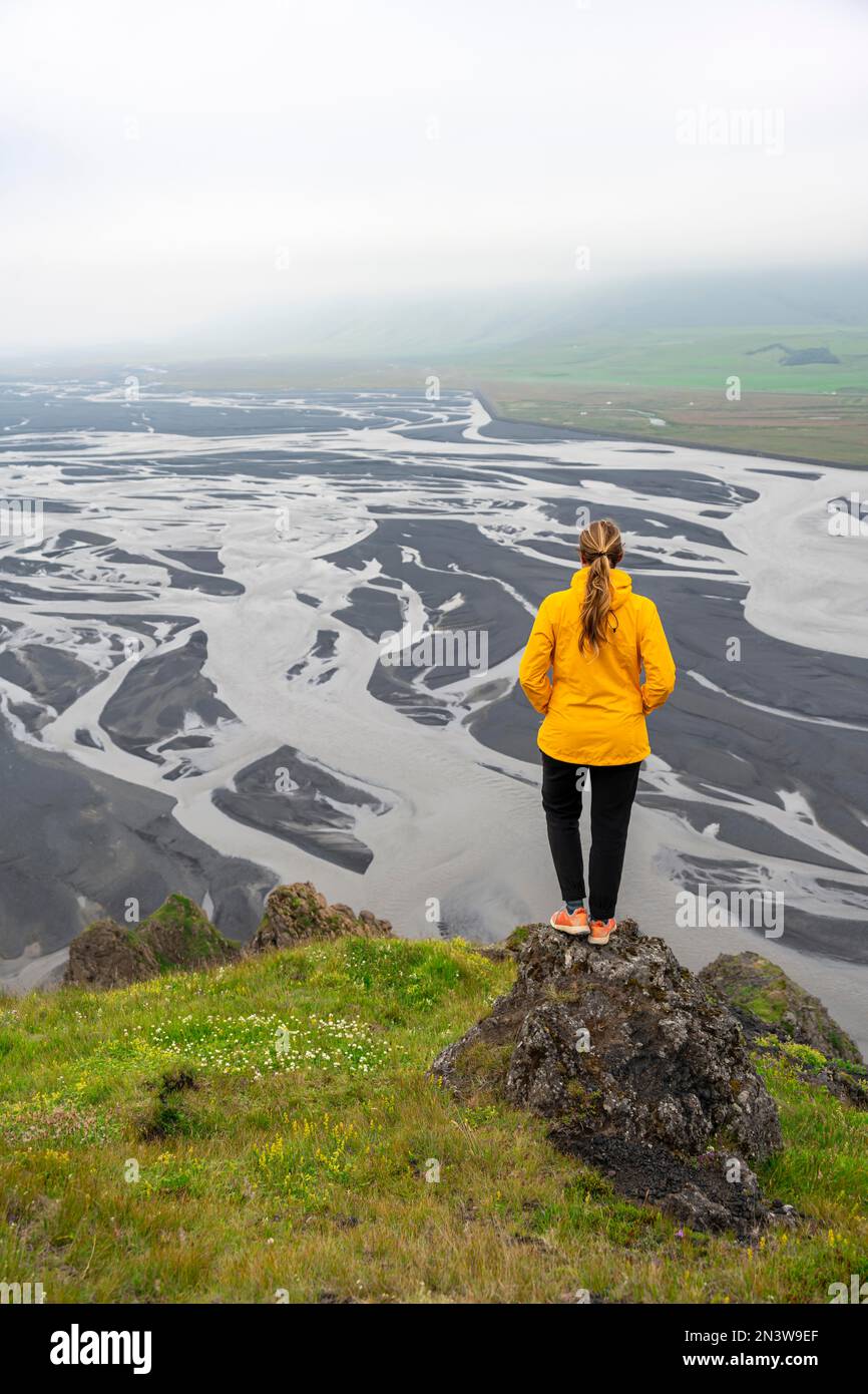 Wandern auf einem Hügel, Blick über Schwemmland, Fluss schlängelt sich, Dimonarhellir, Suourland, Island Stockfoto