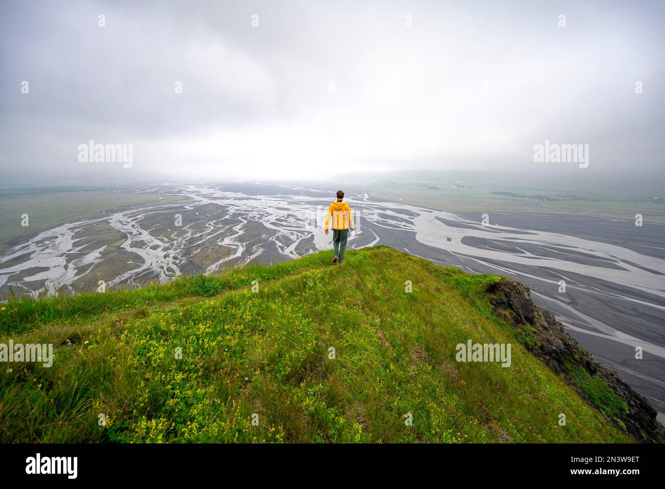 Wandern auf einem Hügel, Blick über Schwemmland, Fluss schlängelt sich, Dimonarhellir, Suourland, Island Stockfoto