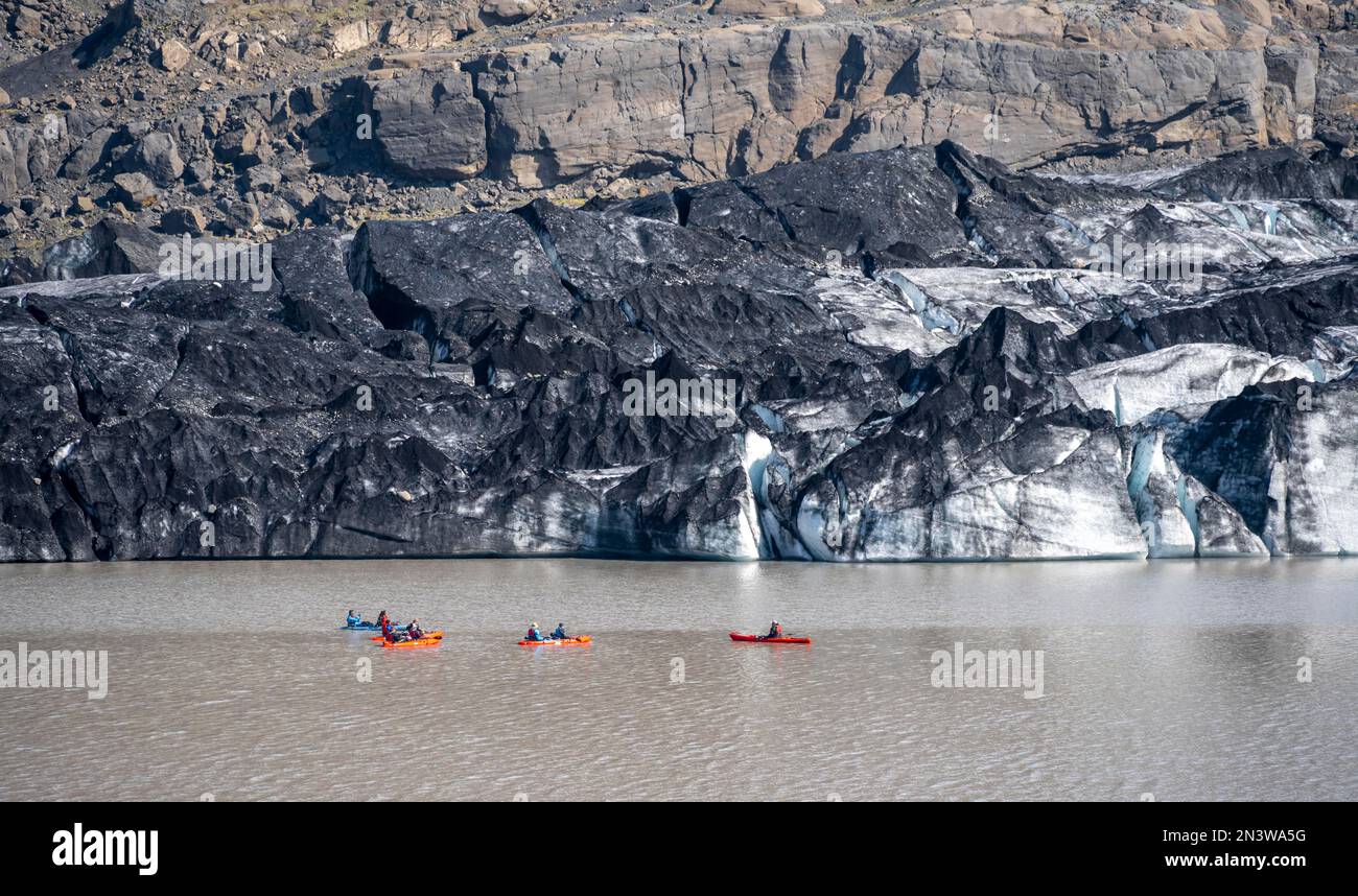 Kajaktour auf dem Gletschersee, Solheimajoekull-Gletscherzunge auf dem Myrdalsjoekull-Gletscher, Suourland, Island Stockfoto