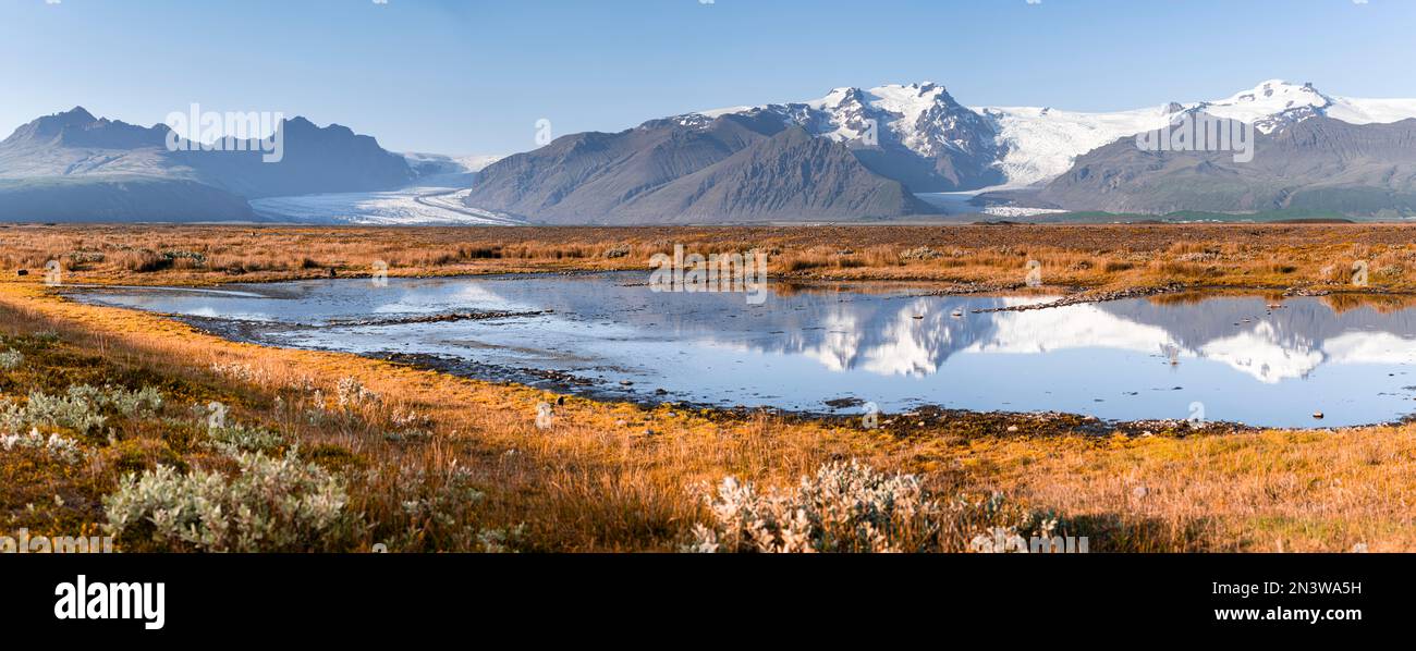 Reflexion in einem See, Blick auf Gletscherzungen und Berge, Gletscherzungen auf dem Vatnajoekull-Gletscher, Mount Kristinartindar, Vatnajoekull Stockfoto