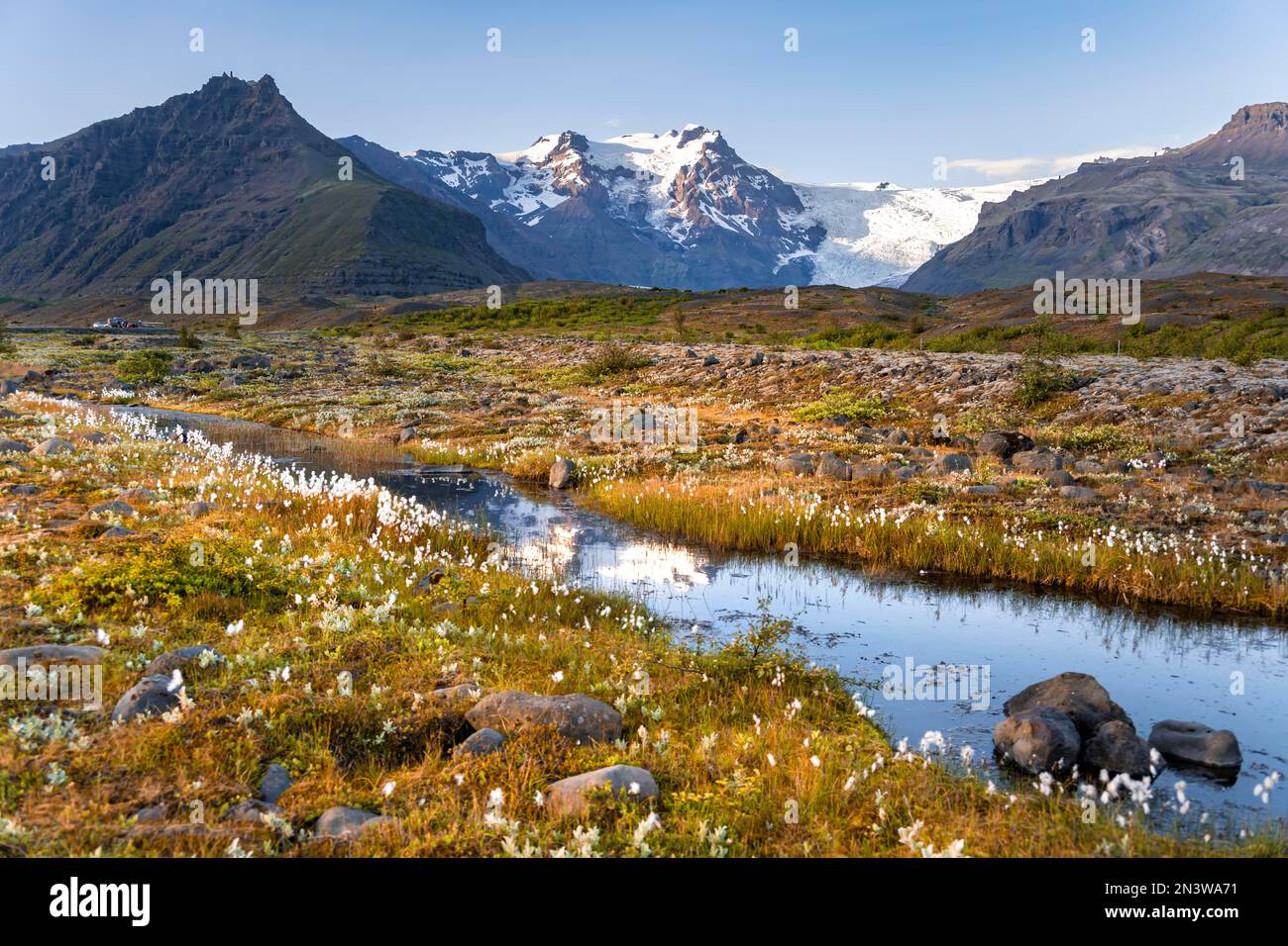 Reflexion in einem See, Blick auf Gletscherzungen und Berge, Gletscherzungen auf dem Vatnajoekull-Gletscher, Mount Kristinartindar, Vatnajoekull Stockfoto