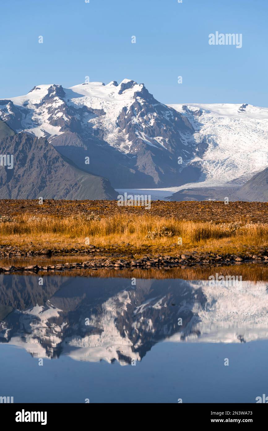 Reflexion in einem See, Blick auf Gletscherzungen und Berge, Gletscherzungen auf dem Vatnajoekull-Gletscher, Mount Kristinartindar, Vatnajoekull Stockfoto