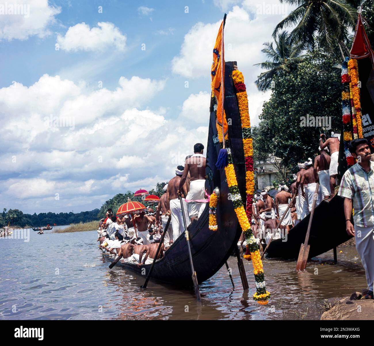 Der Amaram-Schwanzteil des Schlangenboots, eine Gruppe von Personen, die an einem traditionellen Schlangenbootrennen in Aranmula, Kerala, Indien, Asien teilnehmen Stockfoto