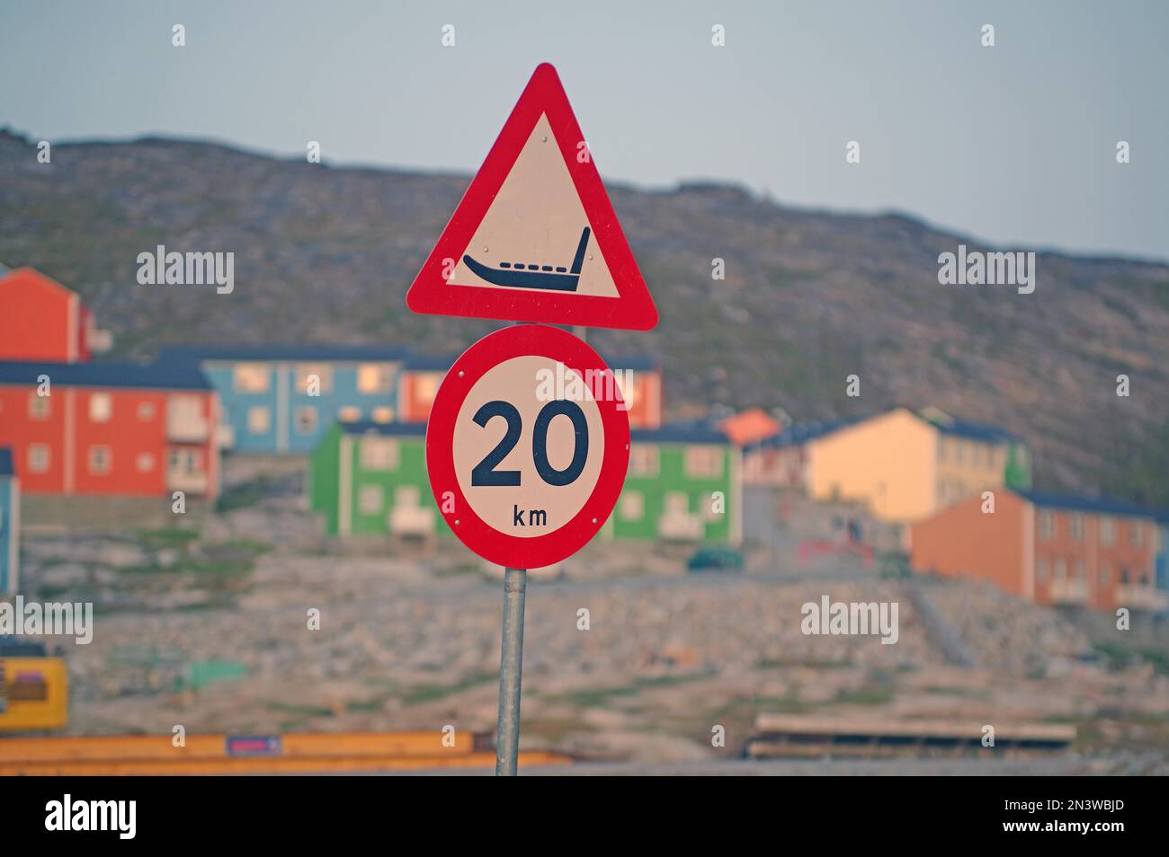 Verkehrszeichen mit Schlitten und Geschwindigkeitsbegrenzung, Wohnhäuser, Disko Bay, Ilulissat, Arktis Westgrönland, Arktis, Dänemark Stockfoto