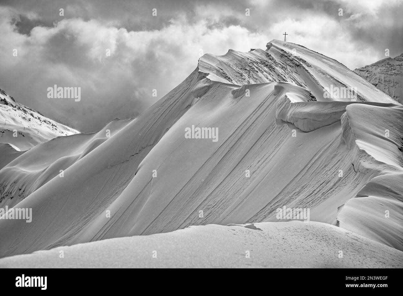 Gipfelkreuz der Hoeferspitze mit überdachtem Gipfelkamm, Baad, Kleinwalsertal, Vorarlberg, Österreich Stockfoto