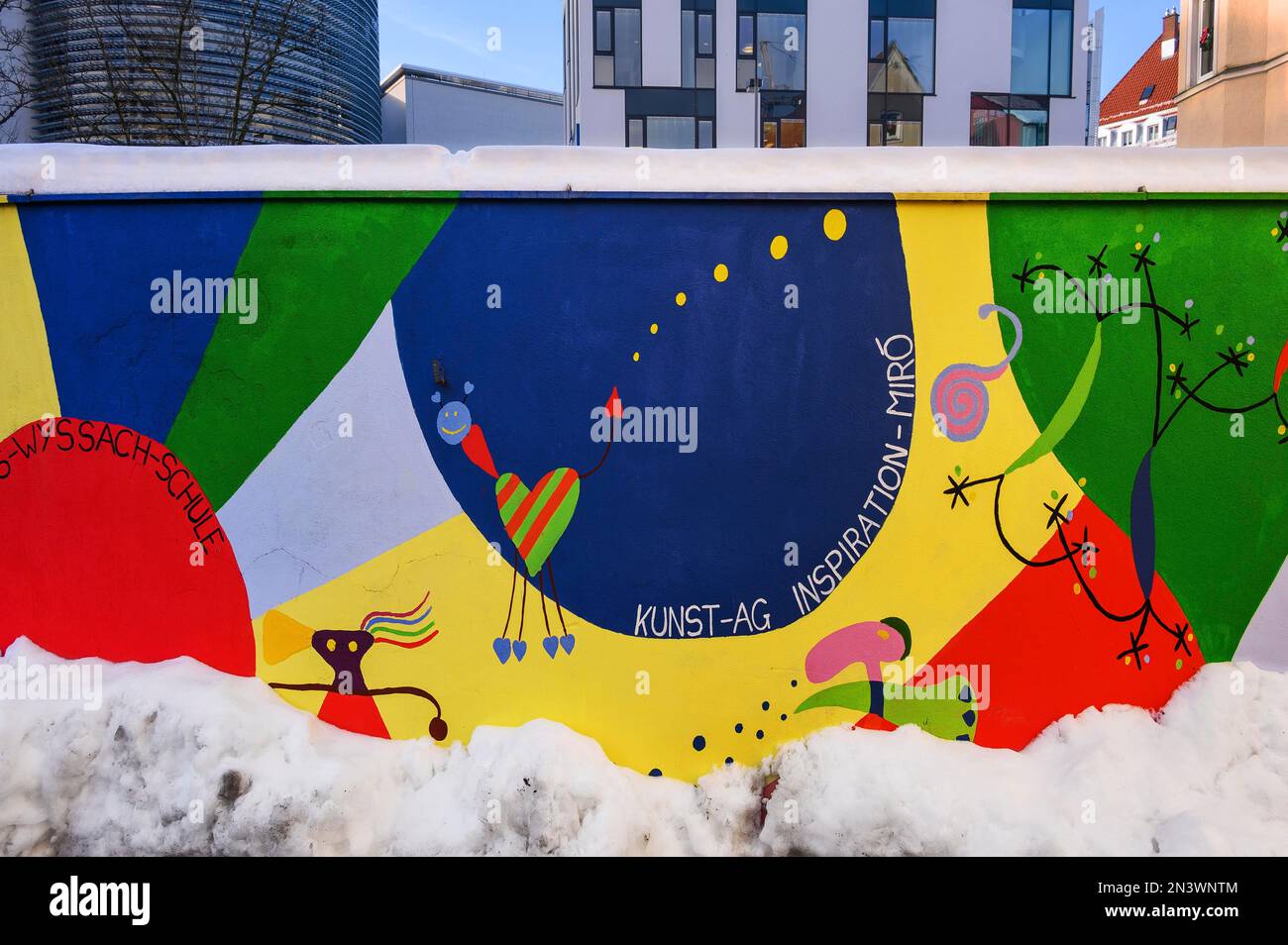 Graffiti an der Kindergartenmauer, Inspiration Miro, Kempten, Allgaeu, Bayern, Deutschland Stockfoto
