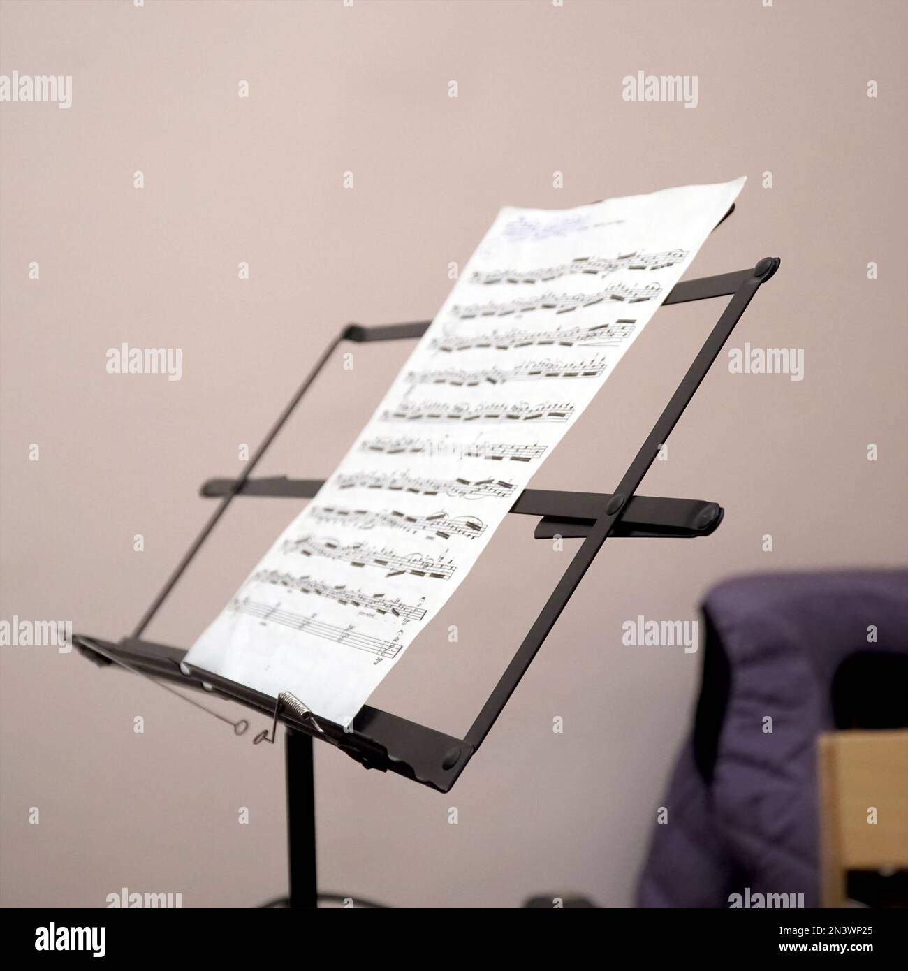 Notenblätter auf dem Musikständer Stockfoto