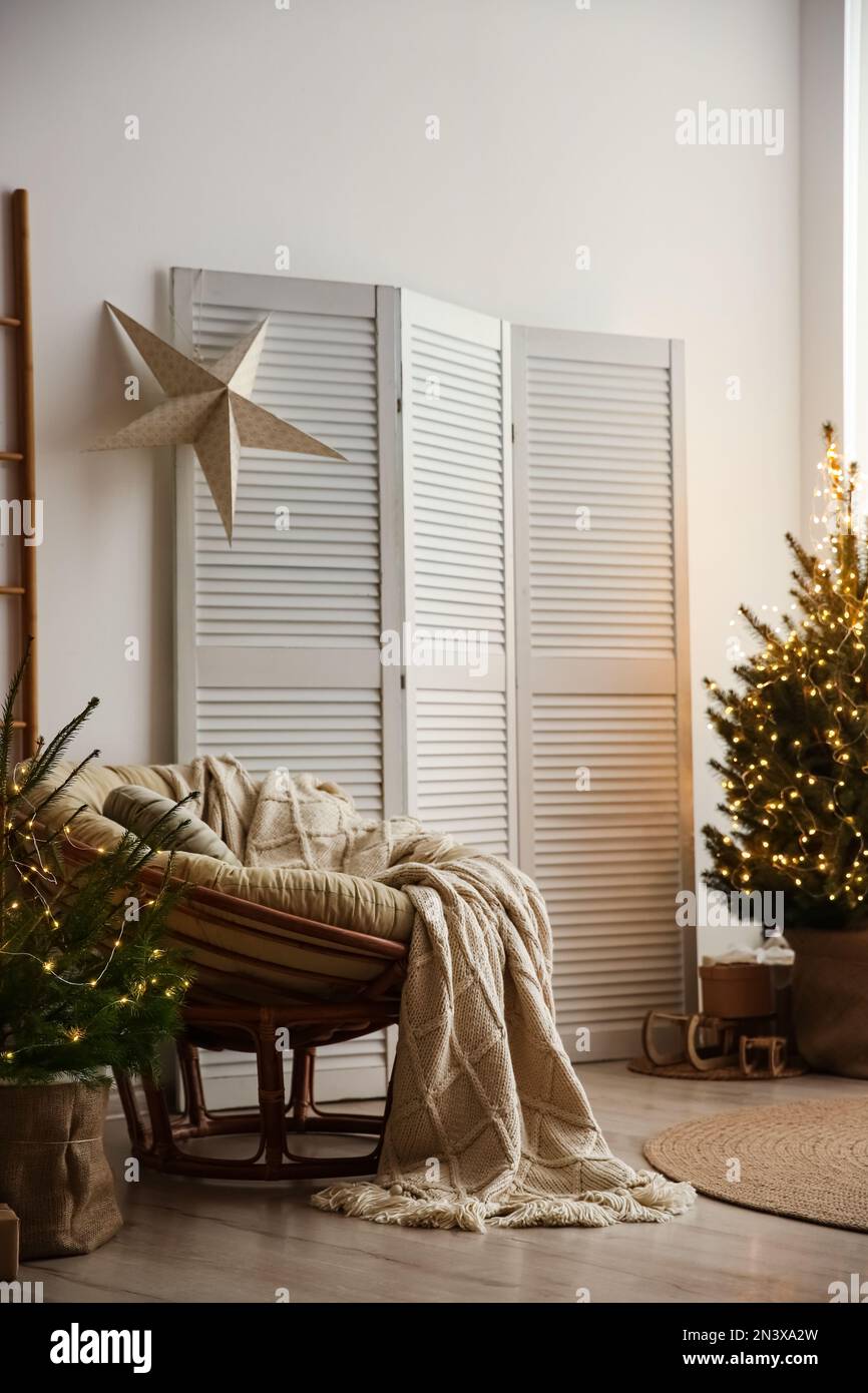 Stilvolle Einrichtung mit eleganter Weihnachtsdekor Stockfoto