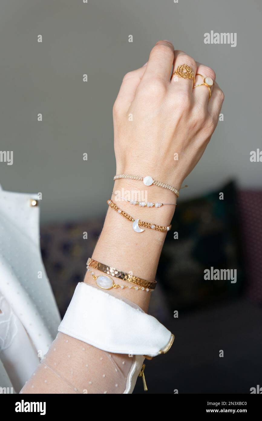 Weibliche Hand mit Maniküre und Armband Armband Armband Ring Schmuck Stockfoto