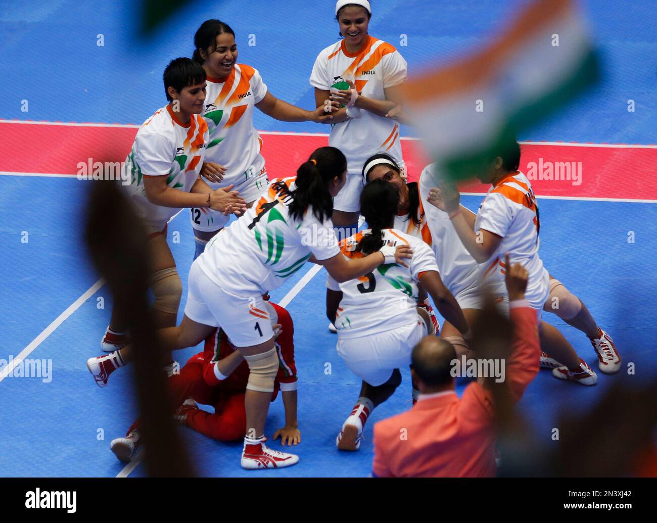India's team celebrate after winning the women's team Kabaddi gold medal match at the 17th Asian Games in Incheon, South Korea, Friday, Oct. 3, 2014. (AP Photo/Kin Cheung) Stockfoto
