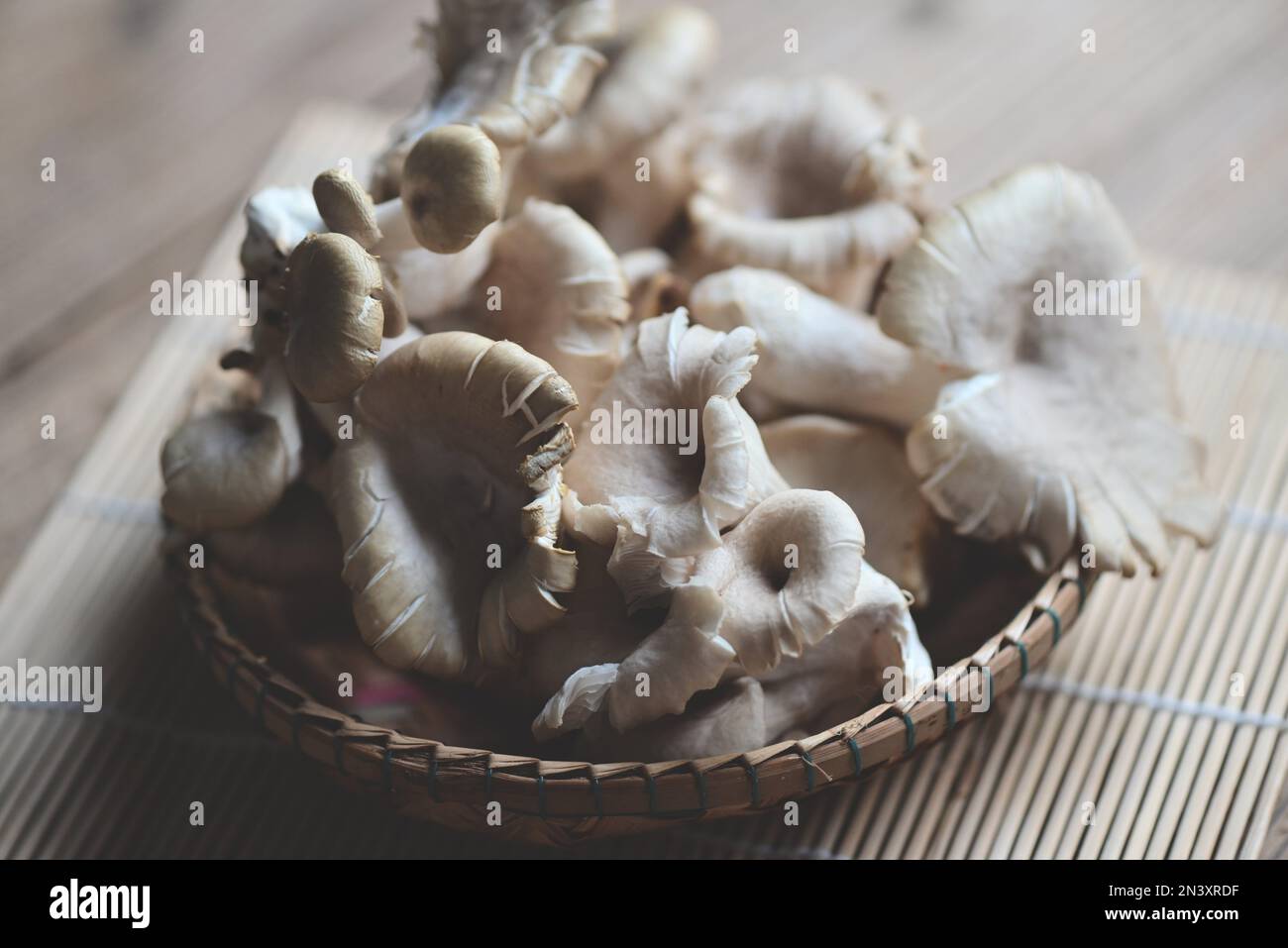 Graue Austernpilze auf Holzhintergrund, frische rohe Austernpilze zum Kochen von Speisen Stockfoto