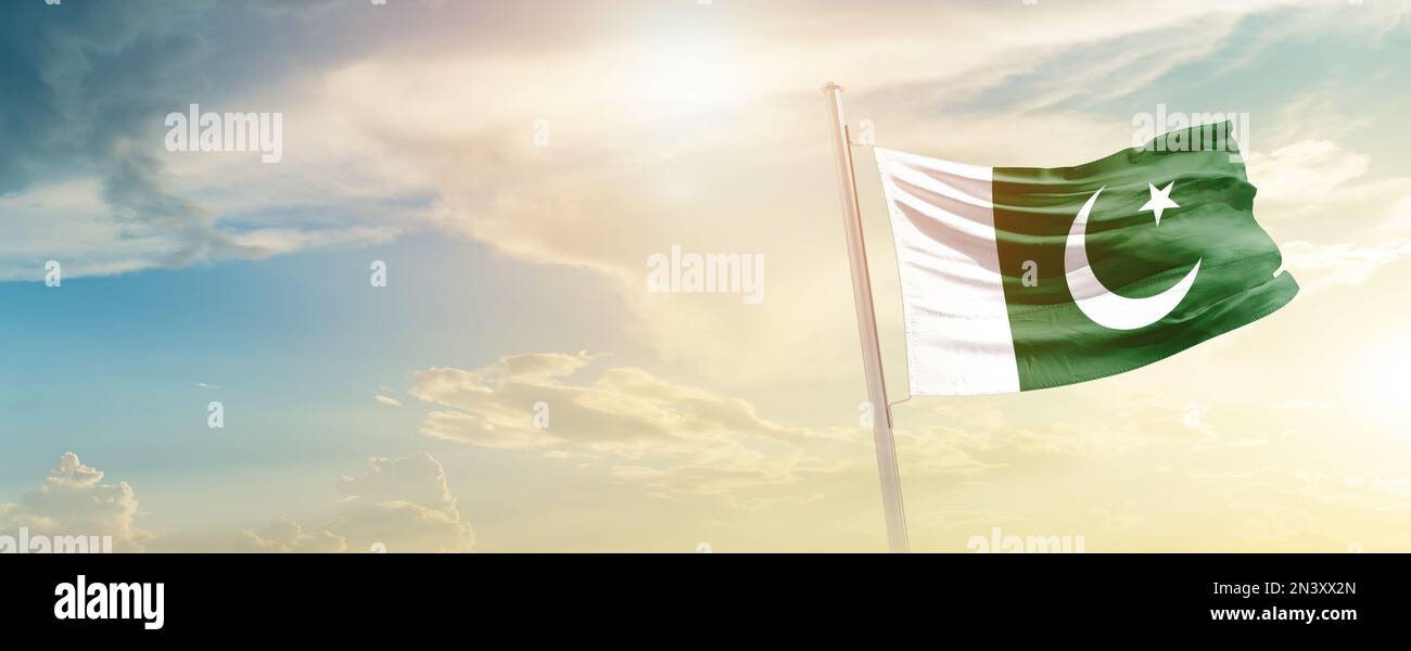 pakistan schwenkt mit der Flagge am wunderschönen Himmel. Stockfoto