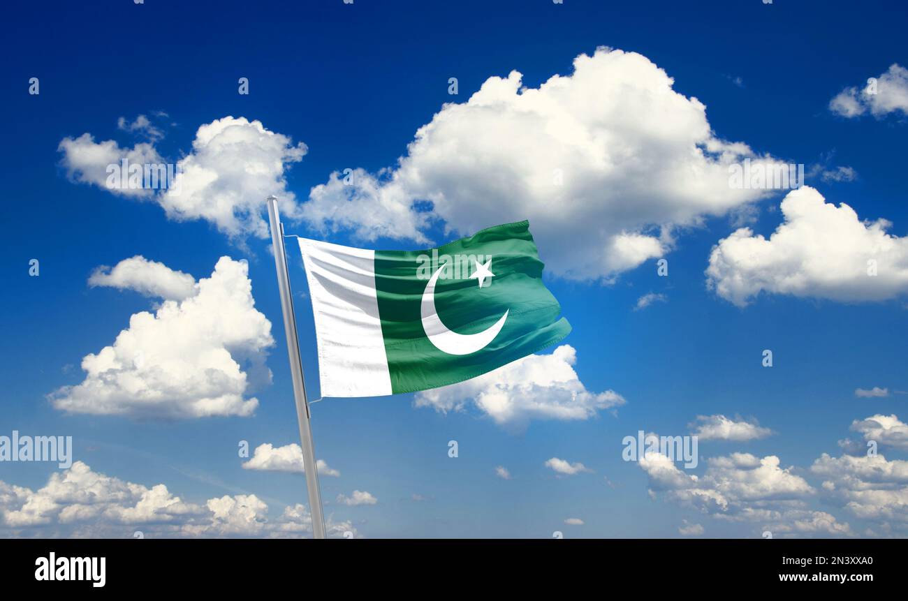 pakistan schwenkt mit der Flagge am wunderschönen Himmel. Stockfoto