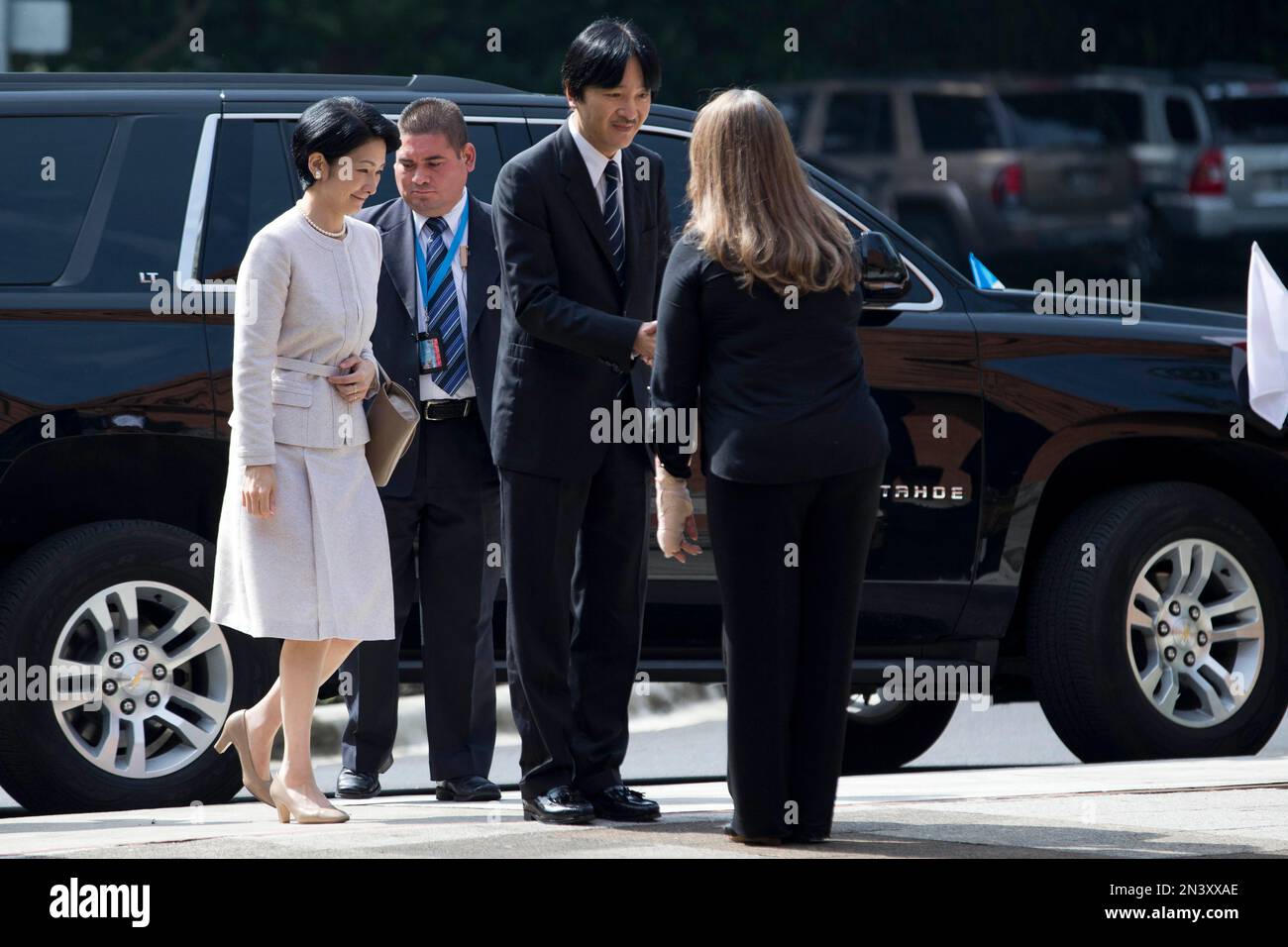 Japan's Prince Akishino, center, and his wife Princess Kiko, left, are welcomed by a unidentified woman as they arrive to Mayan museum, Popol Vuh, in Guatemala City, Wednesday, Oct. 1, 2014. Japan's royals are in Guatemala for a four-day official visit. (AP Photo/Moises Castillo) Stockfoto